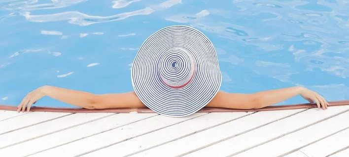 Αυστριακή εφημερίδα: Κρύβει κινδύνους η υπερεξάρτηση της Ελλάδας στον τουρισμό